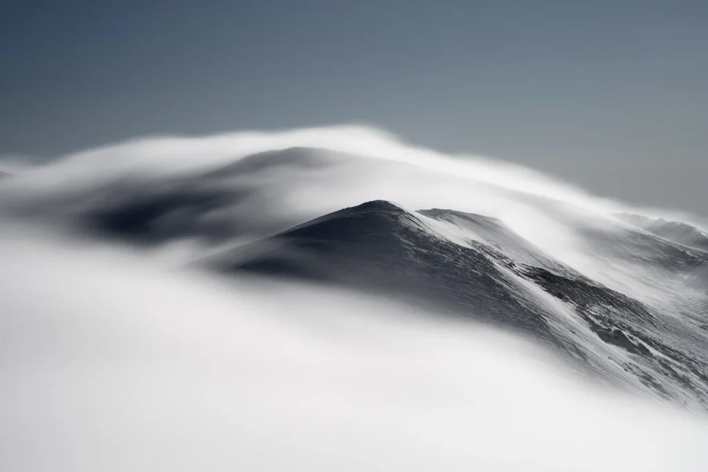 Berggipfel im Nebel